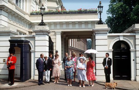 العائلة المالكة خارج منزل كلارنس في عيد ميلاد الملكة الأم التسعين