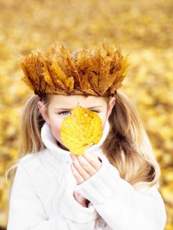 فتاة مع تاج مصنوع من أوراق الخريف