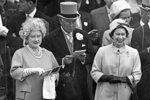 الملكة الأم والملكة إليزابيث الثانية في حلبة سباق إبسوم ، مايو 1963