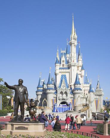 تمثال شركاء والت ديزني وميكي ماوس وقلعة سندريلا، المملكة السحرية، أورلاندو، فلوريدا، الولايات المتحدة الأمريكية