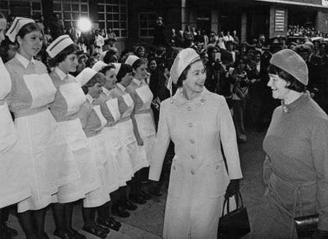 الملكة إليزابيث الثانية تزور مستشفى جريت أورموند ستريت ، لندن ، 10 نوفمبر 1977