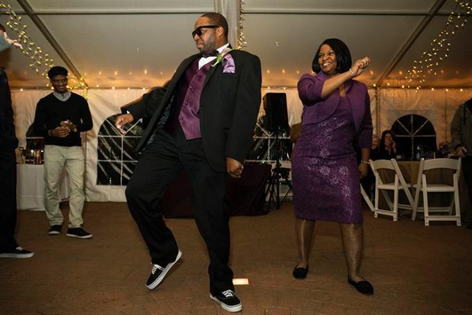 الأم والابن في حفل زفاف يرقصان