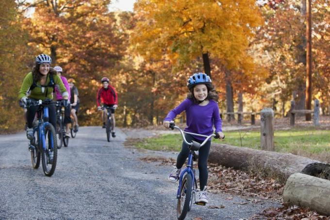 ركوب الدراجات العائلية في الحديقة