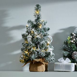 1.5 قدم مضاءة مسبقا شجرة عيد الميلاد الثلجية