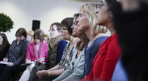 نساء يستمعون إلى التحدث في منطقة الأعمال في معرض ربيع المعيشة في مدينة لندن في لندن