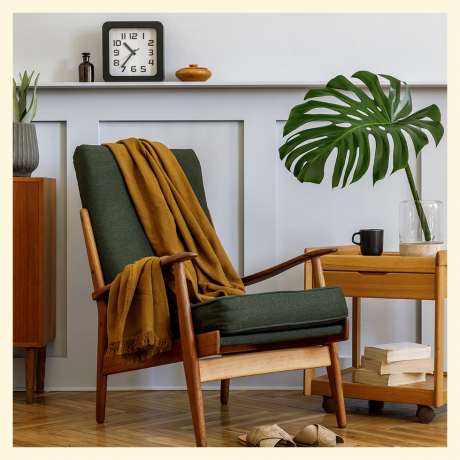 كرسي أخضر أمام جدار مغطى بألواح خشبية