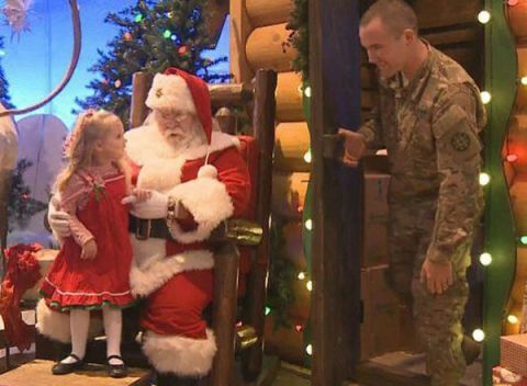 الفتيات الصغيرات يسأل لرؤية أبي الجندي لعيد الميلاد ويظهر الفيديو