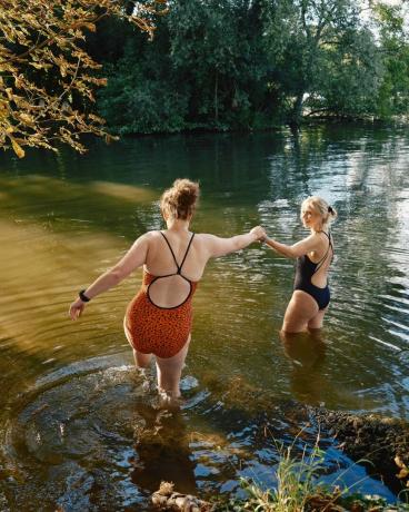 المملكة المتحدة، باكينجهامشير، هيرلي، نساء بريات يسبحن في نهر التايمز