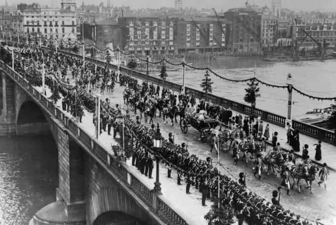 g4c37c موكب تتويج الملك جورج الخامس يعبر جسر لندن بأضرار سلبية
