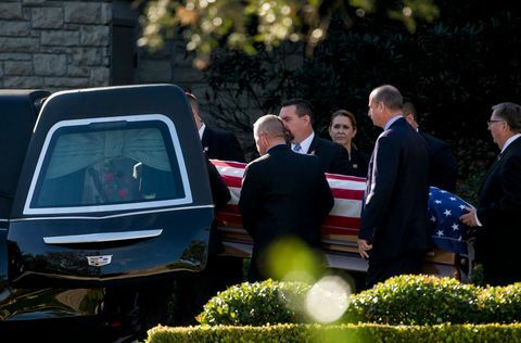 حفل المغادرة الذي أقيم على متن جثة الرئيس بوش جواً إلى واشنطن