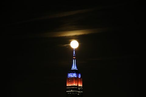 قمر كامل هنتر يرتفع وراء مدينة نيويورك