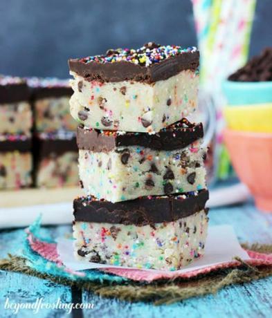 funfetti كعكة العجين الكمأ القضبان