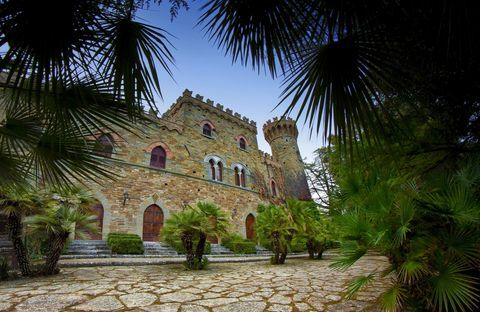 قلعة بورغيا في توسكانا - إيطاليا - Airbnb