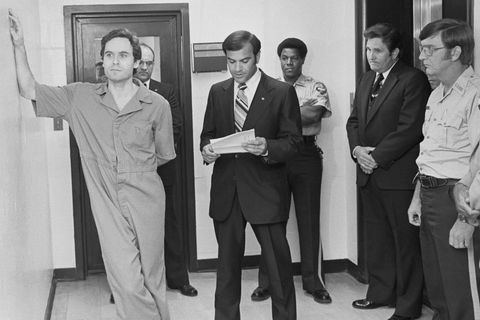 ما يجب معرفته عن Ted Bundy قبل مشاهدة "المحادثات مع قاتل: The Ted Bundy Tapes"