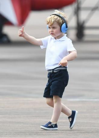 الأمير جورج يستقل طائرة هليكوبتر