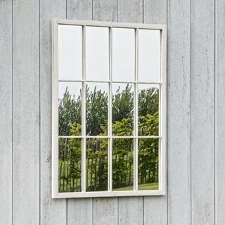 مرآة خارجية من نافذة سارة باللون الأبيض