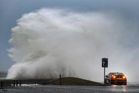العاصفة ديانا تهاجم ساحل المملكة المتحدة