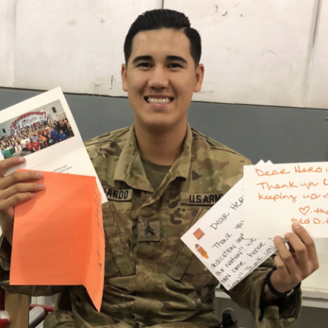 جندي يحمل رسائل بخط اليد