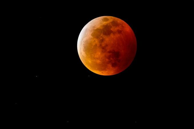 قمر دموي ، أو قمر مكتمل بظل ضارب إلى الحمرة بسبب خسوف كلي للقمر ، في سماء الليل