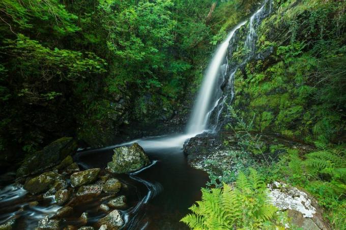 شلال كوينز واي ، حديقة غابات جالواي ، اسكتلندا ، المملكة المتحدة