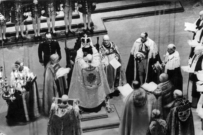 تتويج الملك جورج السادس في 12 مايو 1937 في كنيسة وستمنستر، لندن، الصورة بواسطة Keystonegetty Images