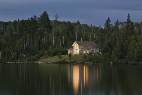 منزل بجوار الغابة والبحيرة
