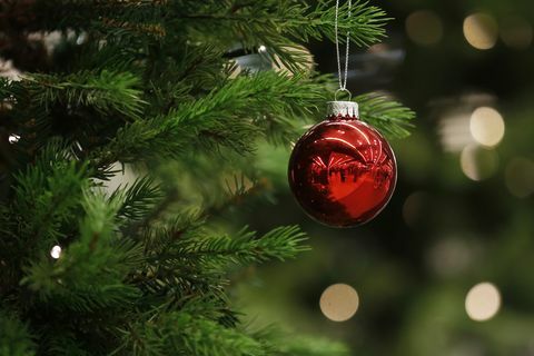 حلية عيد الميلاد معلقة من شجرة