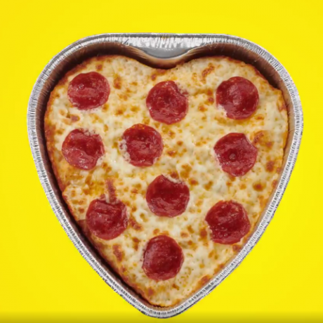 بيتزا على شكل قلب