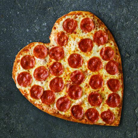بيتزا بيبروني على شكل قلب