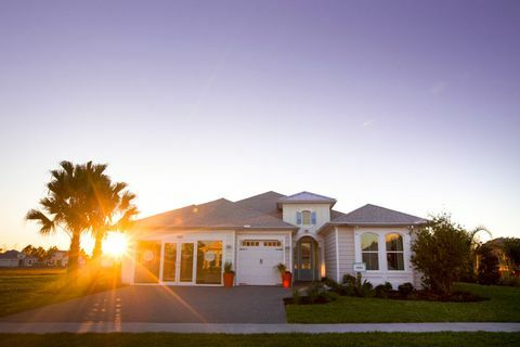 دايتونا بيتش ، فلوريدا - مارس 2: غروب الشمس خلف منزل أروبا النموذجي