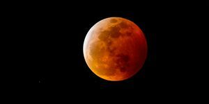 قمر دموي، أو اكتمال القمر مع ظل محمر بسبب خسوف القمر الكلي، في سماء الليل