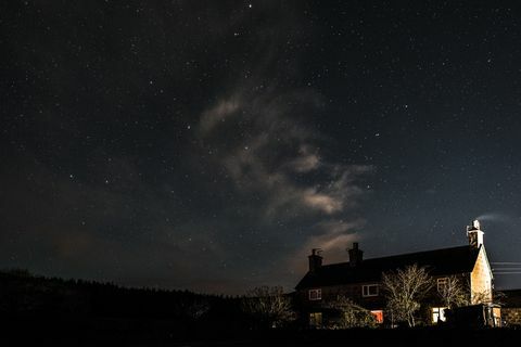 ما الذي تبحث عنه في سماء الليل: سوف تضيء كوكب زحل قمرًا مثاليًا فوق المملكة المتحدة هذا الأسبوع