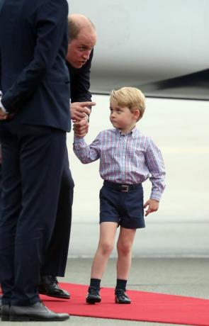 الأمير المؤذ جورج يحصل على حديث بيب من الأمير ويليام مع وصول العائلة المالكة إلى بولندا