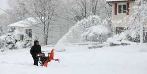 مونرو، نيويورك، 14 مارس، منظر لتساقط الثلوج بكثافة بينما يحاول أحد السكان إزالة الثلوج من مداخل المنزل في مونرو، نيويورك، في 14 مارس، سكان عام 2023 يحاولون إزالة الثلوج من مداخل المنازل ومن أعلى سياراتهم، تصوير وكالة لقمان فورال إليبولانادولو عبر جيتي الصور