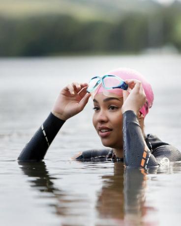 امرأة في كورنوال، المملكة المتحدة تسبح في البحيرة