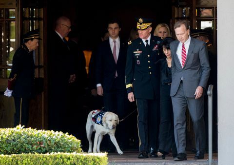 حفل المغادرة الذي أقيم على متن جثة الرئيس بوش جواً إلى واشنطن