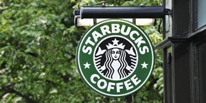 إدنبره، اسكتلندا 19 يوليو 2011، لافتة قهوة ستاربكس خارج أحد منافذ مقهى ستاربكس في إدنبره شركة رويال مايل ستاربكس هي سلسلة مقاهي ومقاهي دولية مقرها في سياتل، واشنطن