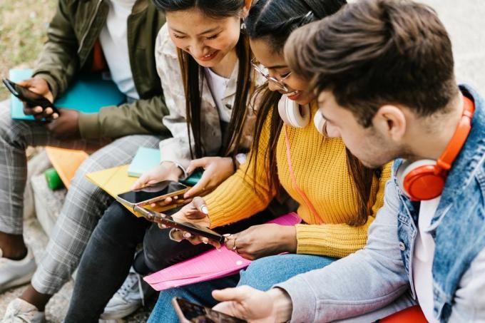 يستمتع الطلاب المراهقون المتنوعون باستخدام الهاتف المحمول في التعليم داخل الحرم الجامعي وجيل الألفية ومفهوم وسائل التواصل الاجتماعي