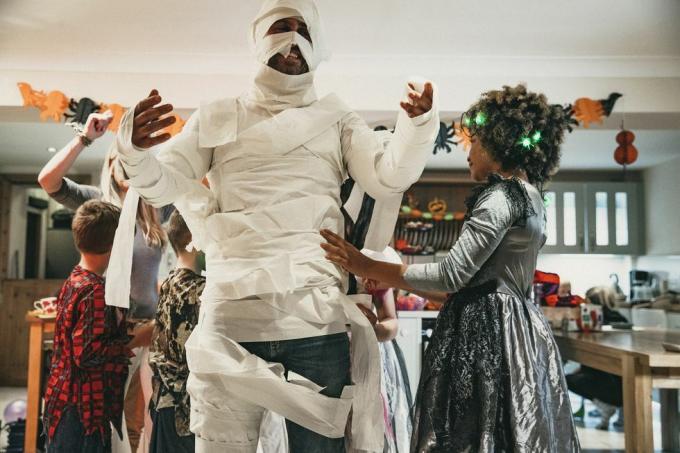 رجل يرتدي زي مومياء من ورق التواليت في حفلة الهالوين مع تعليق مضحك للمومياء