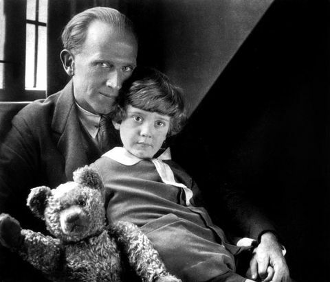 A.A. ميل وابنه كريستوفر روبن ودببة تيدي في عام 1926