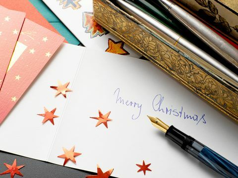 كتابة بطاقات عيد الميلاد لصديقها أو صديقة
