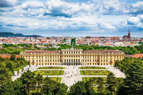 منظر جميل لقصر شونبرون الشهير مع حديقة بارتيري العظيمة في فيينا ، النمسا