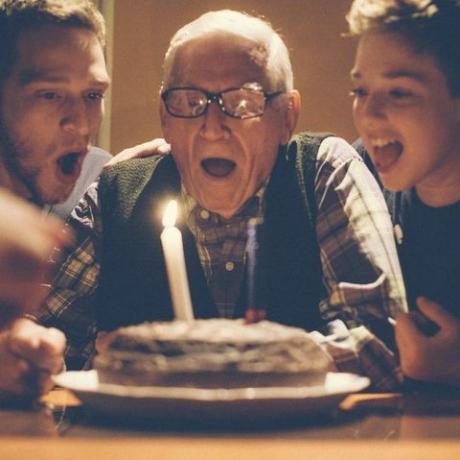 شباب يحتفلون بعيد ميلاد أجدادهم