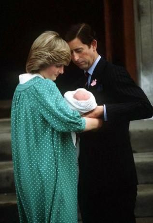 الأميرة ديانا والأمير تشارلز مع ابنهما حديث الولادة على مشارف مستشفى سانت ماري ، 1982