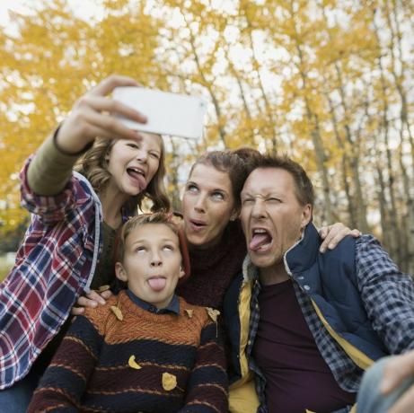 عائلة سخيفة تلتقط صور سيلفي في حديقة الخريف