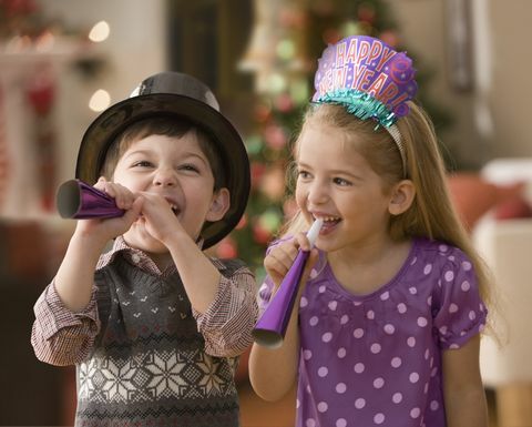 صبي وفتاة يحتفلون بليلة رأس السنة الجديدة