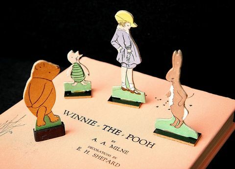 كتاب ويني ذا بوه للطبعة الأولى مع شخصيات من لعبة 1930 ، بيعت في مزاد من قبل Sotheby's في عام 2008