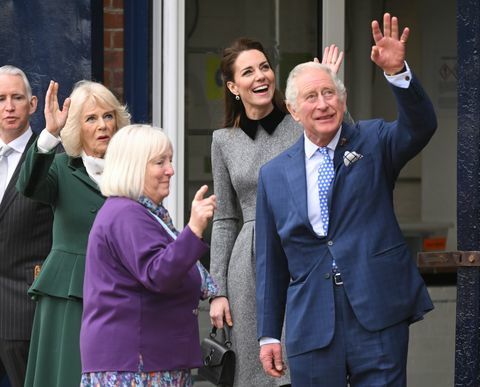 أفراد العائلة المالكة البريطانية يزورون رصيف ثالوث العوامة