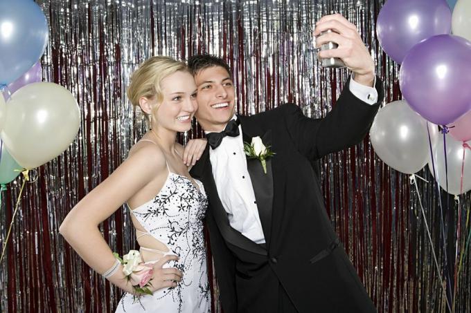 صبي وفتاة في سن المراهقة يلتقطان صورة في حفلة موسيقية
